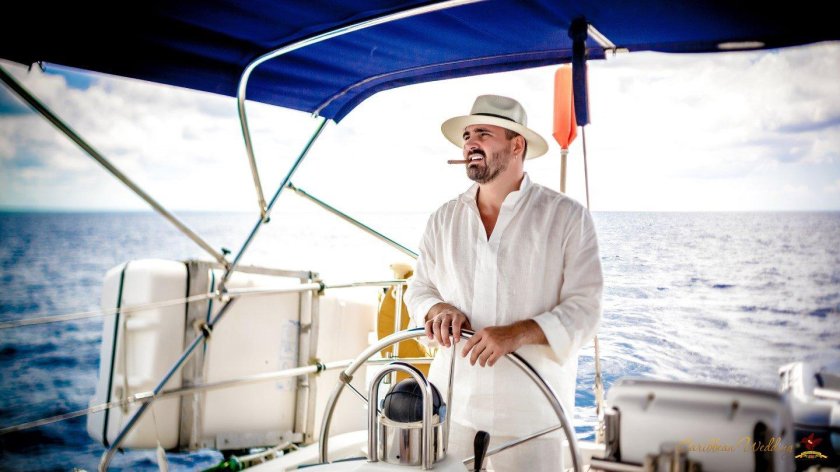 Мужчина за штурвалом яхты