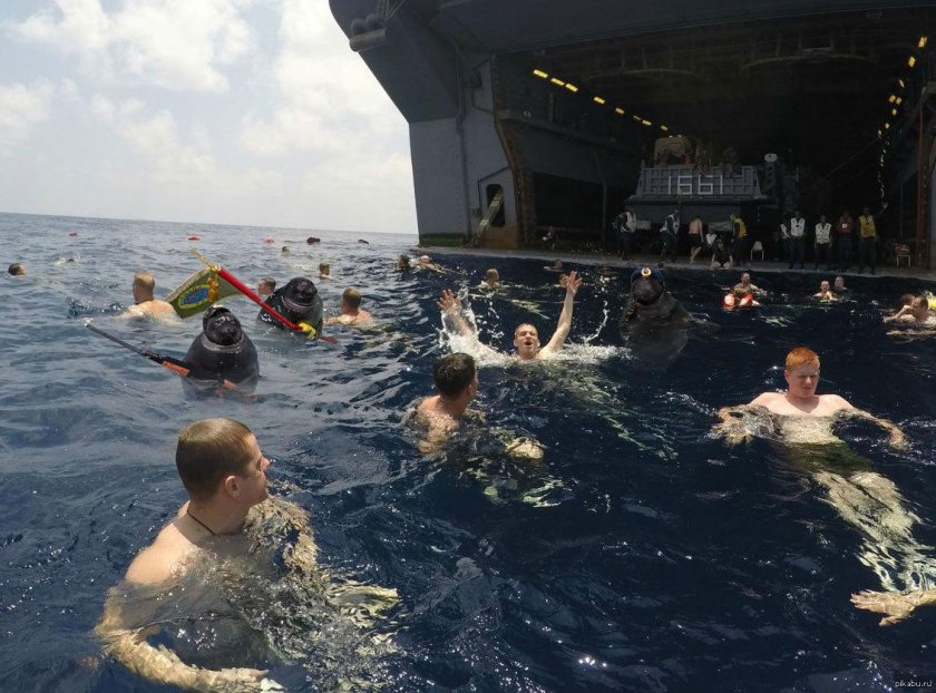 Подводная лодка в море