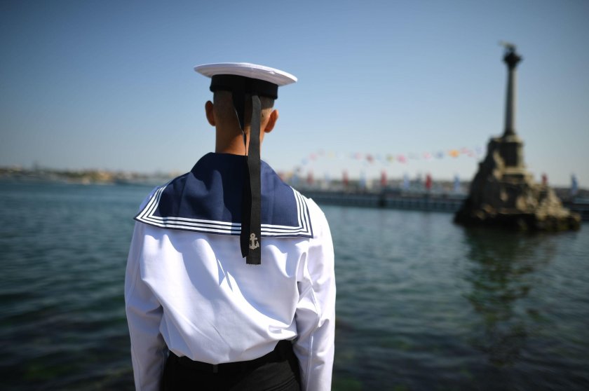 Военные моряки на корабле