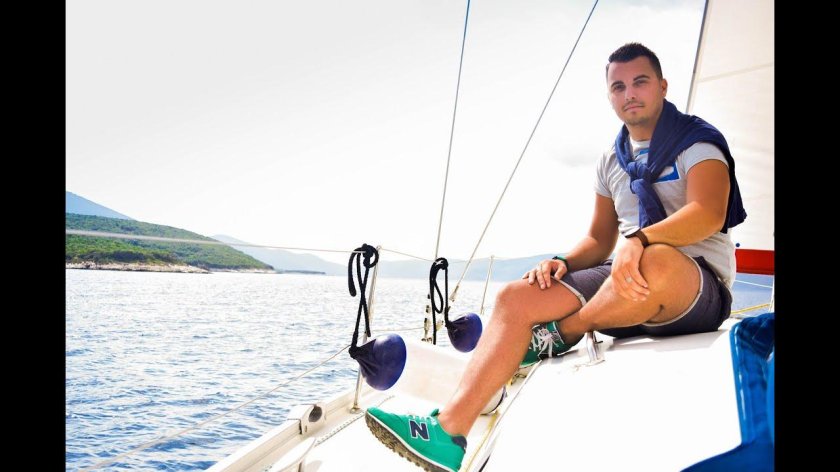 Парень на катере