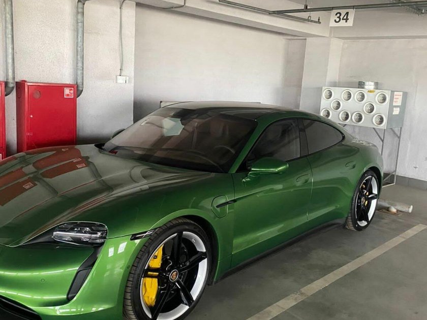 Porsche Taycan зеленый