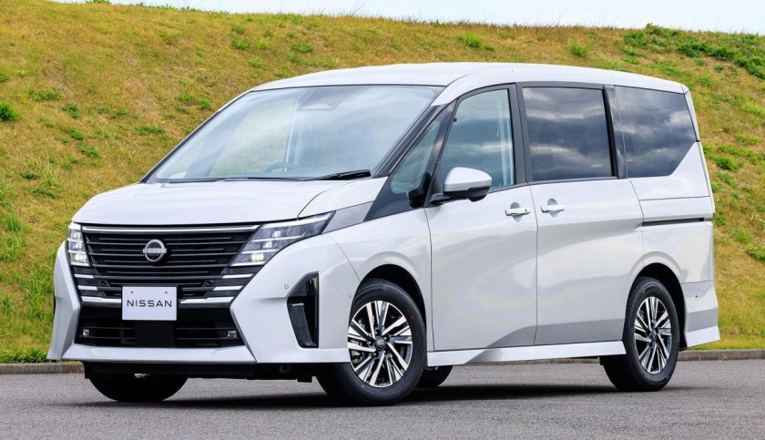 Микроавтобус Nissan Serena