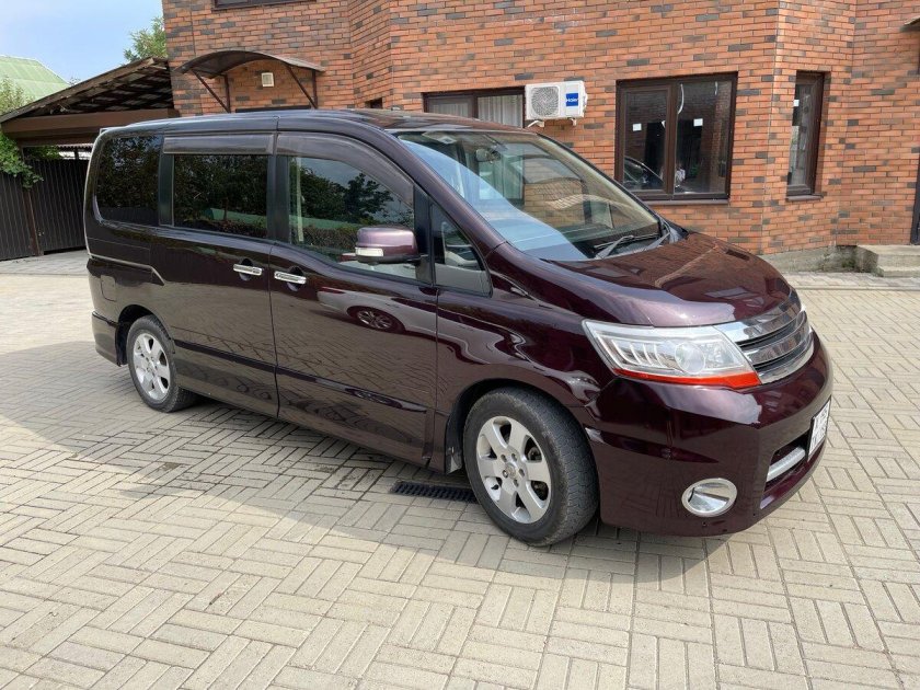 Nissan serena 2010