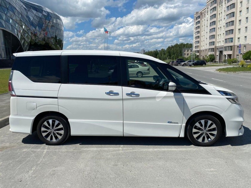 Ниссан Серена с27 белый