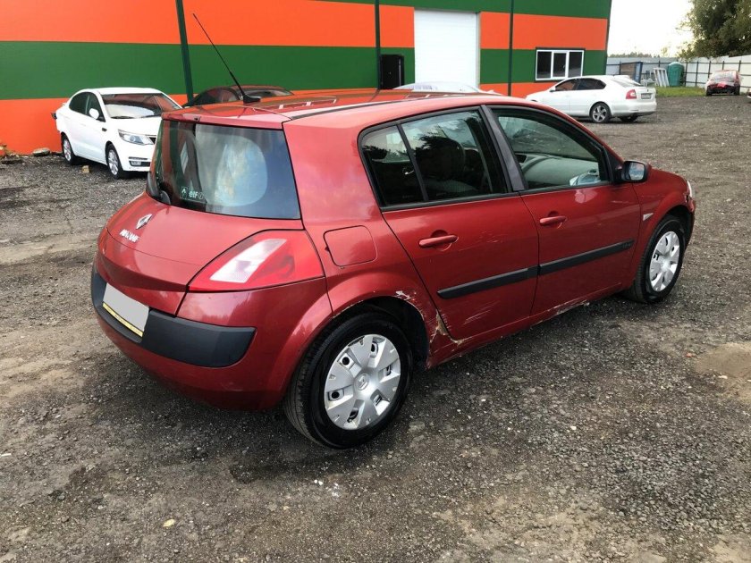 Рено Меган хэтчбек красный