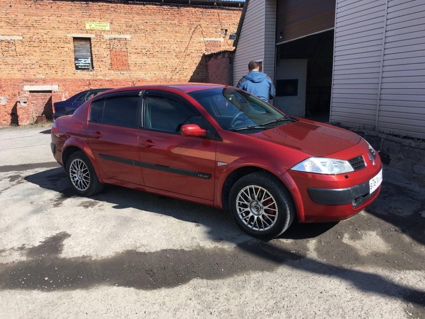 Рено Меган 2 красный