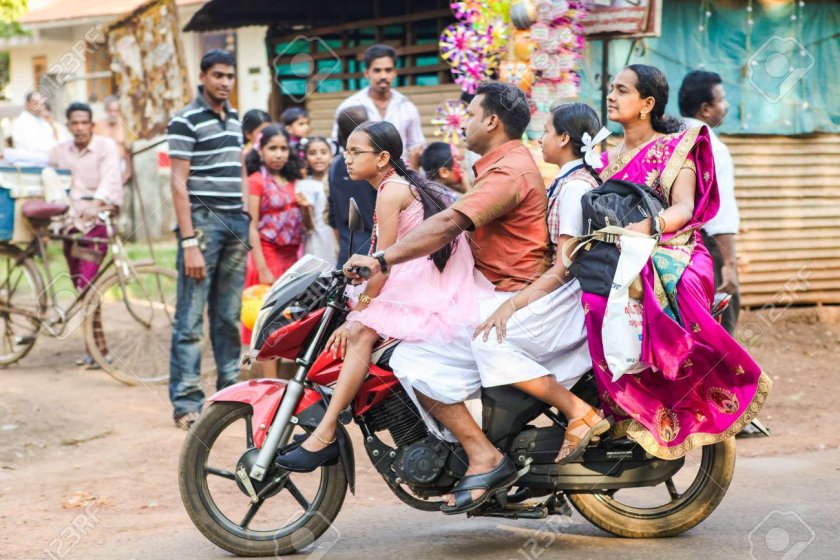 Индусы на мопеде