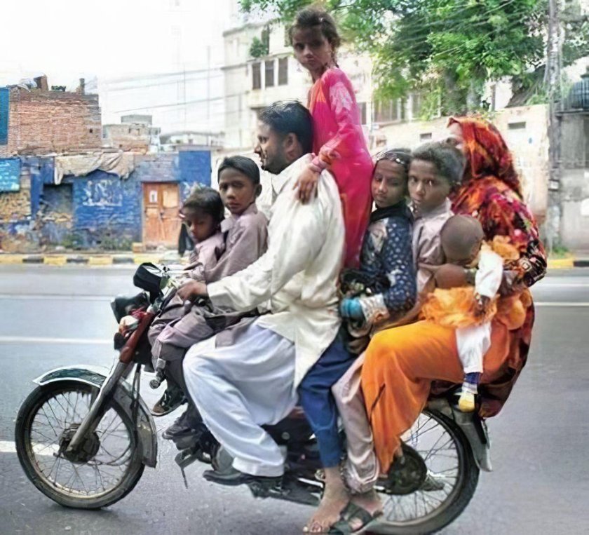 Индусы на мотоцикле