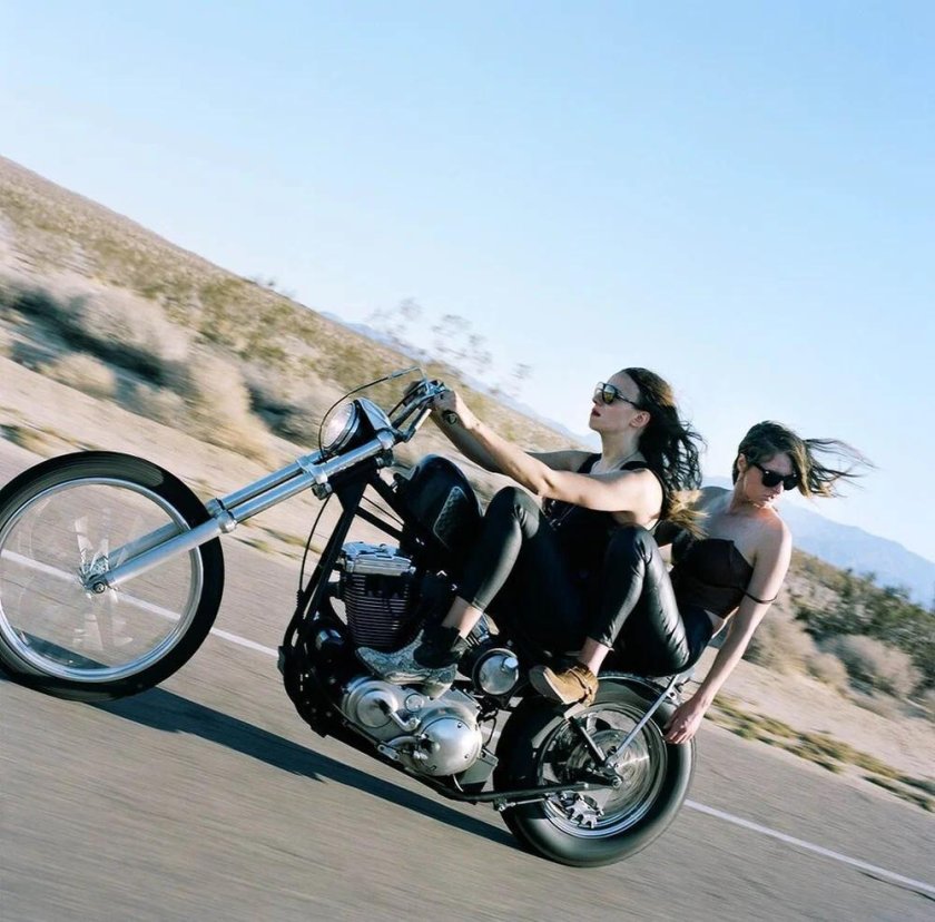 Девушка на мотоцикле