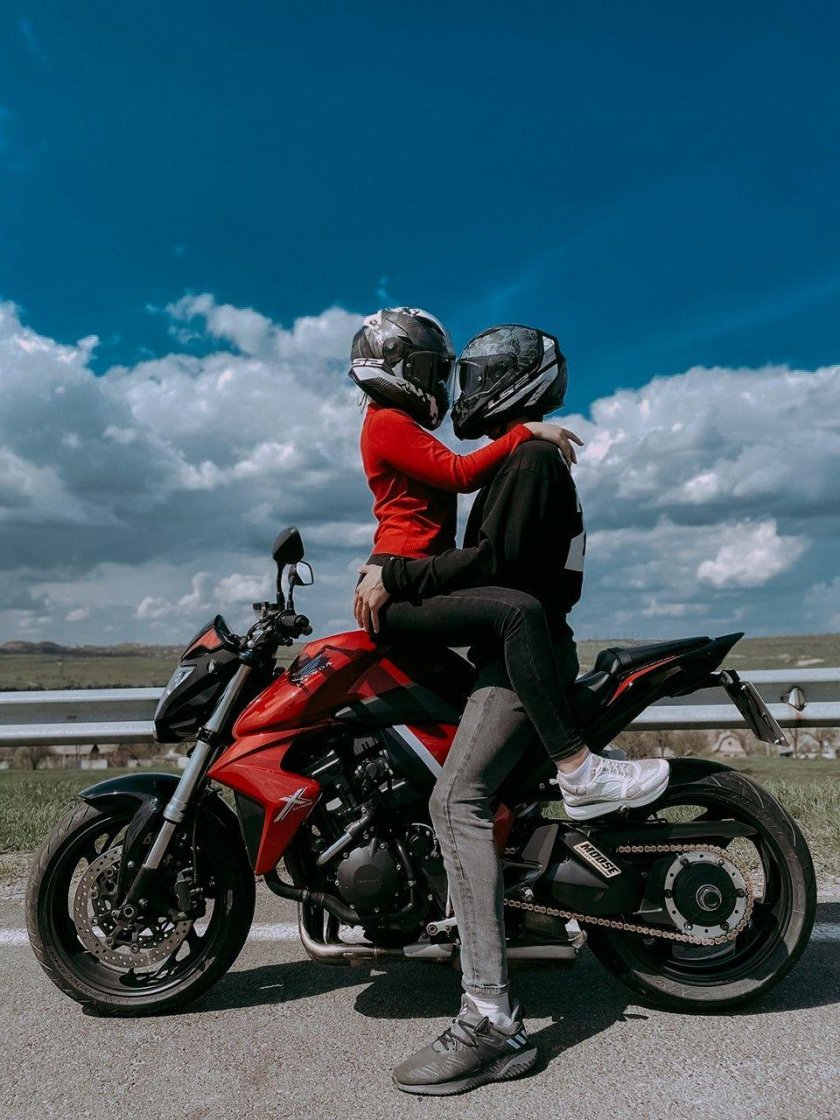 Парень и девушка на мотоцикле