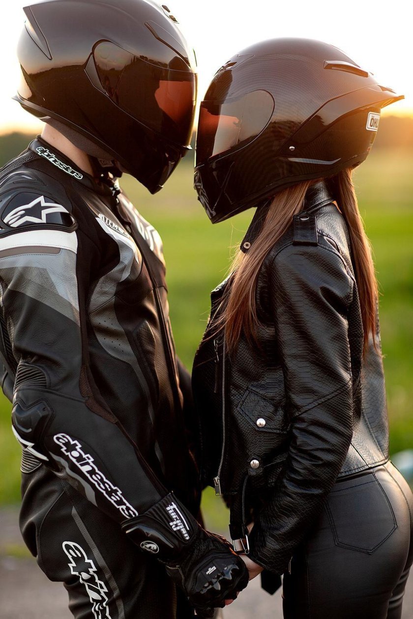 Девушка с парнем на мотоцикле