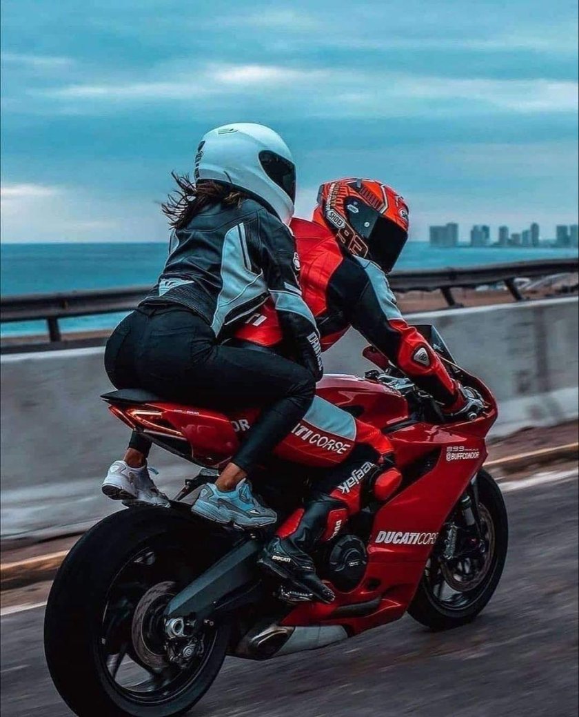 Девушка на мото в Москве