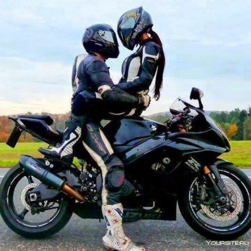 Пара на мотоцикле в шлеме