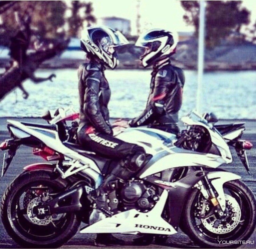 Девушка на мотоцикле