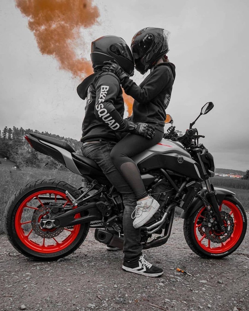 Пара на мотоцикле