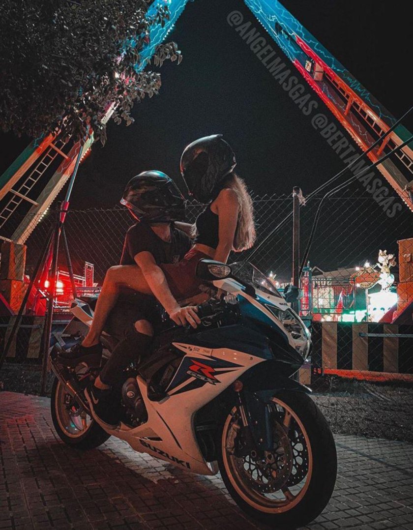 Девушка на мотоцикле и ночной город