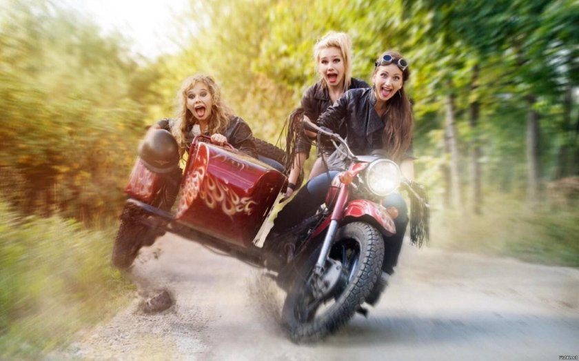 Девушка на мотоцикле Урал