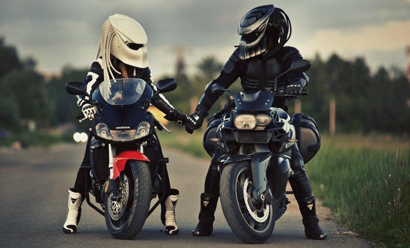 Парень на мотоцикле в шлеме