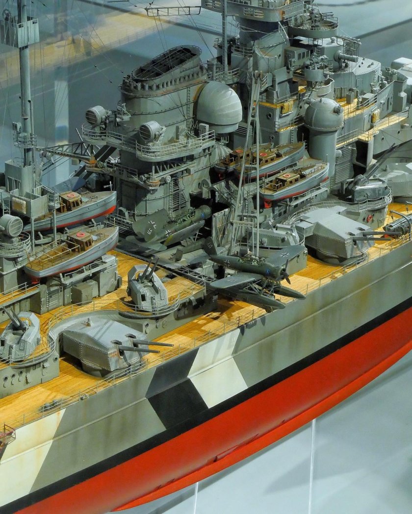 Модель линкора бисмарк 1/200