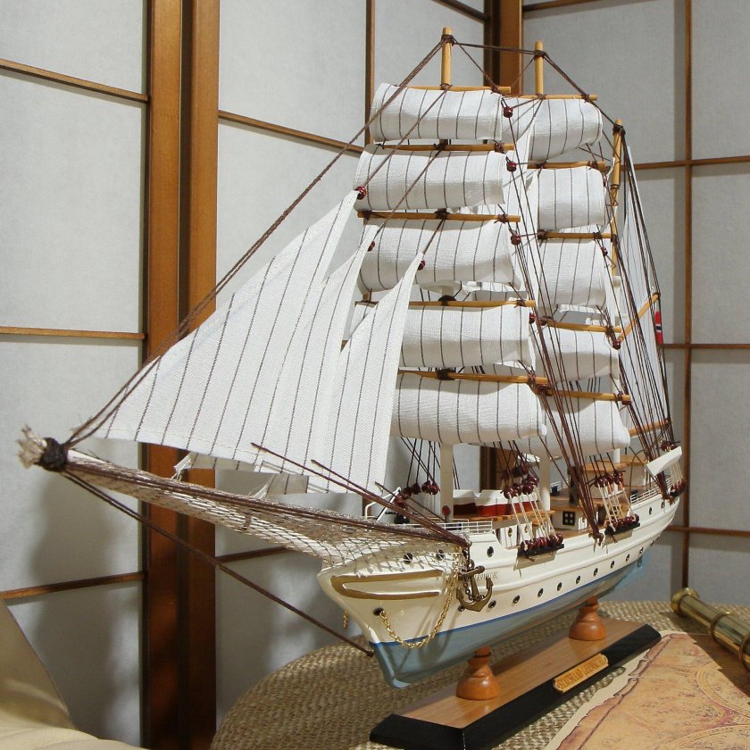 Парусник Statsraad Lehmkuhl