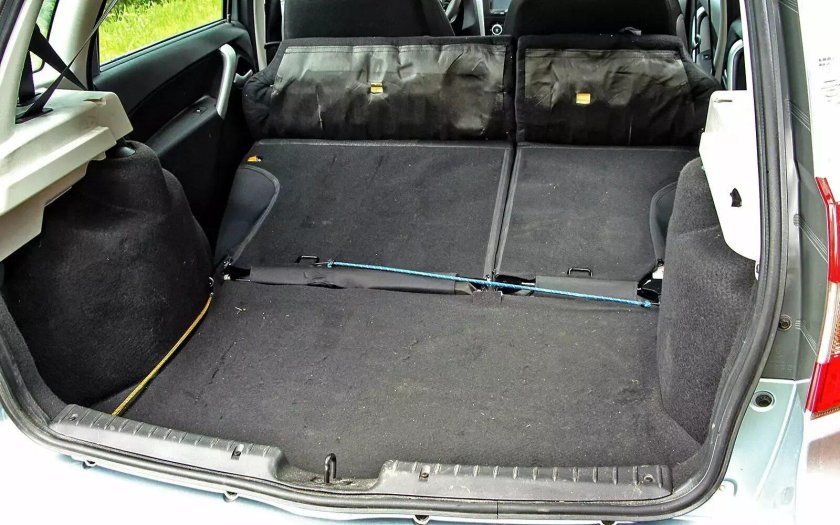 ВАЗ 2112 С разложенными задними сиденьями