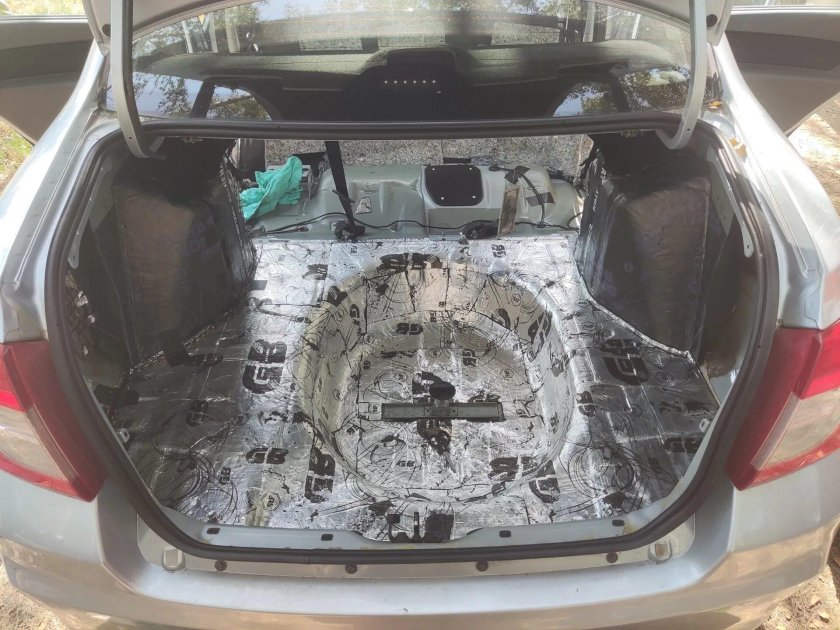 Шумка багажника Гранта седан