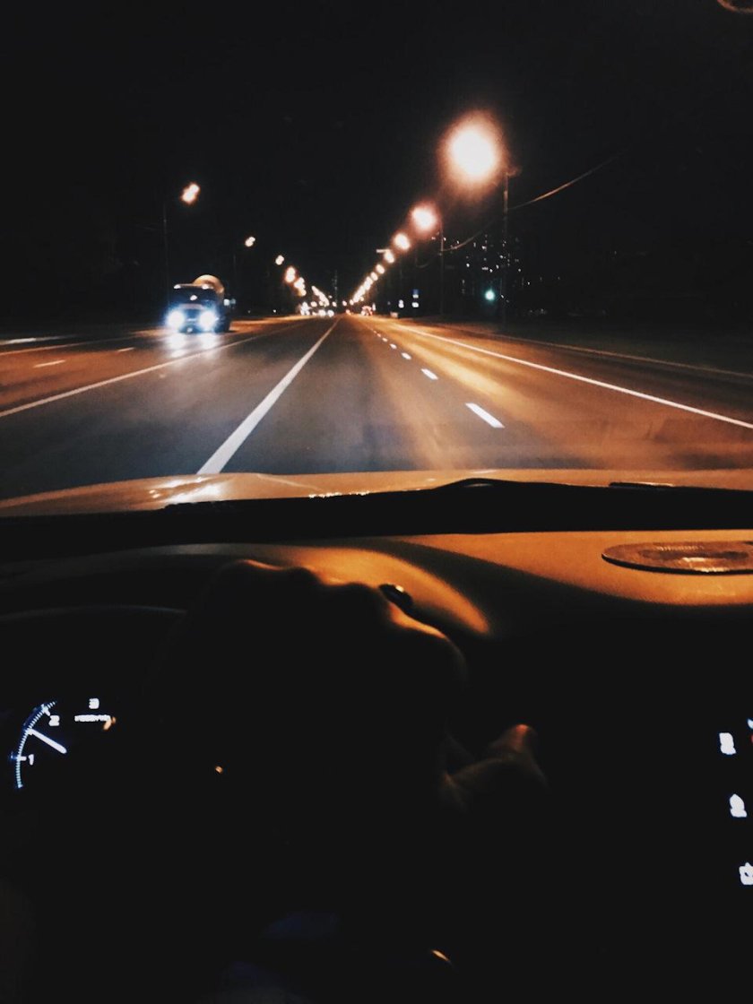 Вид из машины на дорогу ночью