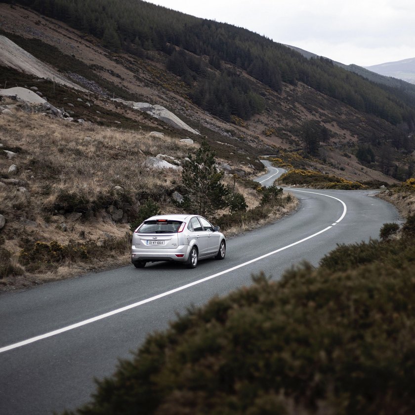 Машина на дороге