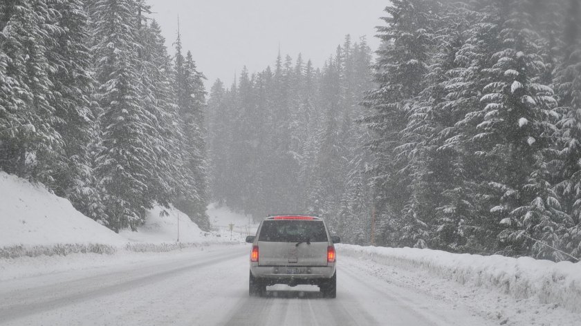 Зимняя трасса машина