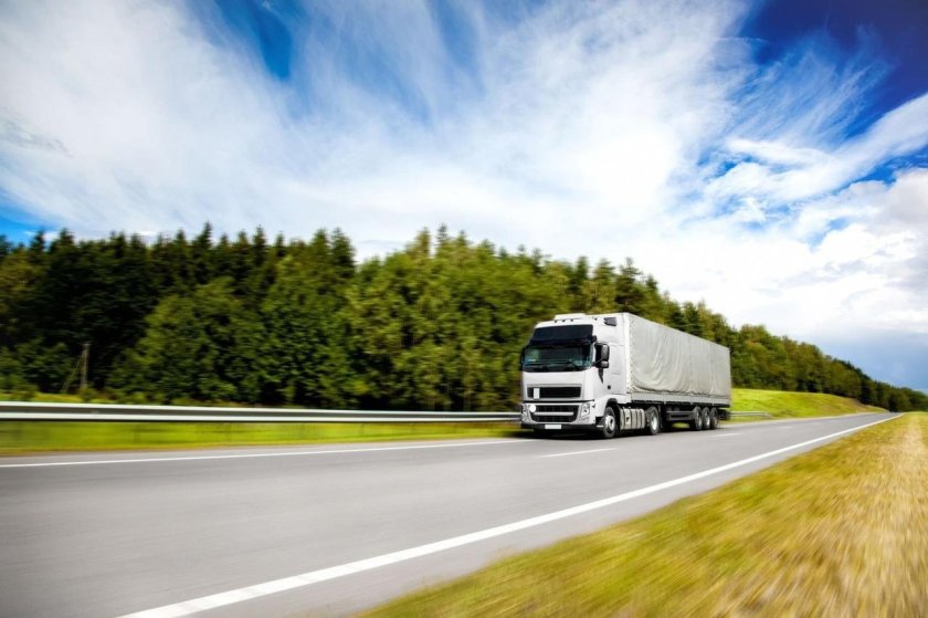 Грузовик на трассе