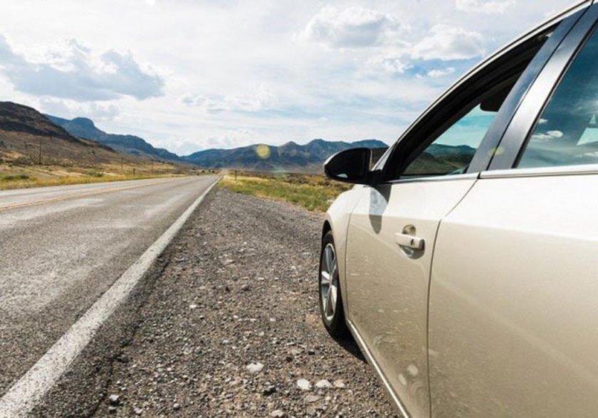 Машина на дороге