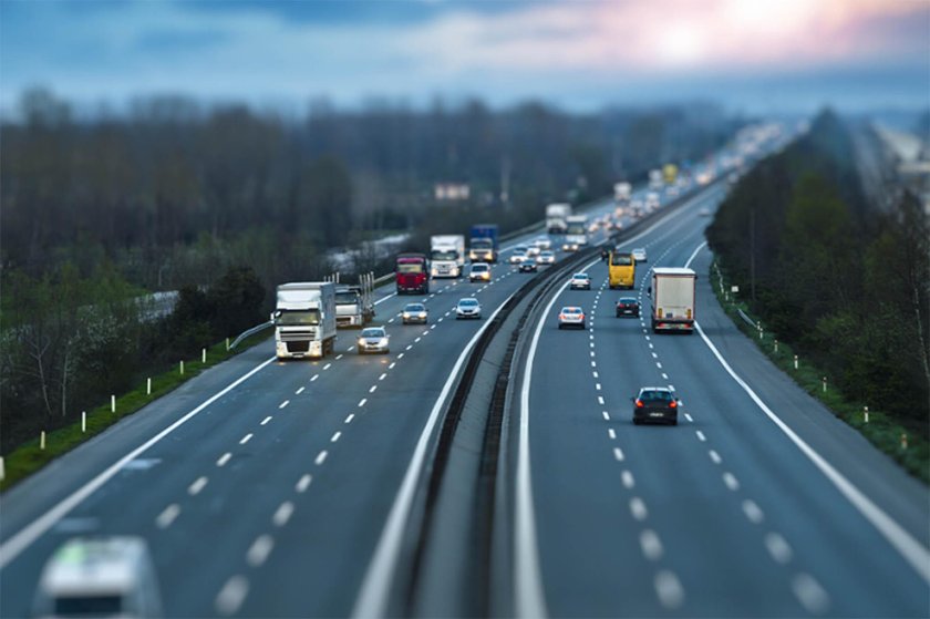 Машина на дороге