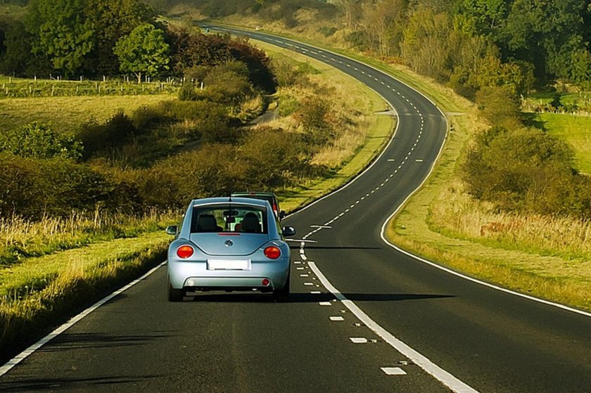 Машина на дороге