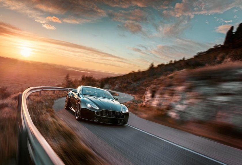 Астон Мартин на дороге