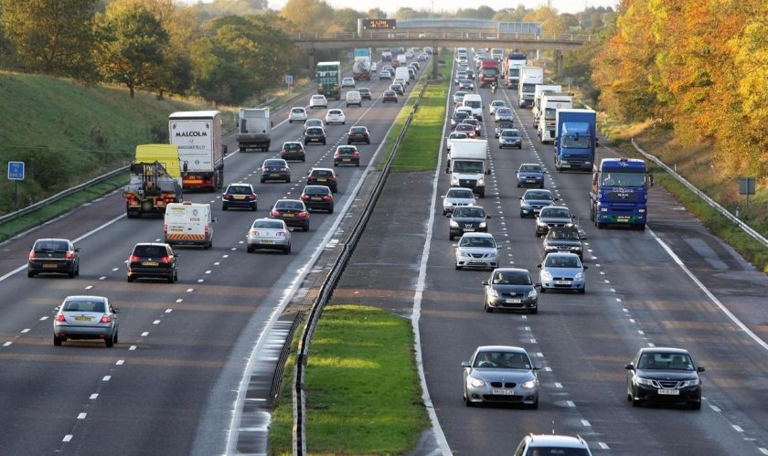 Машина на дороге