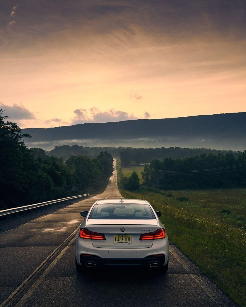 Машина на дороге