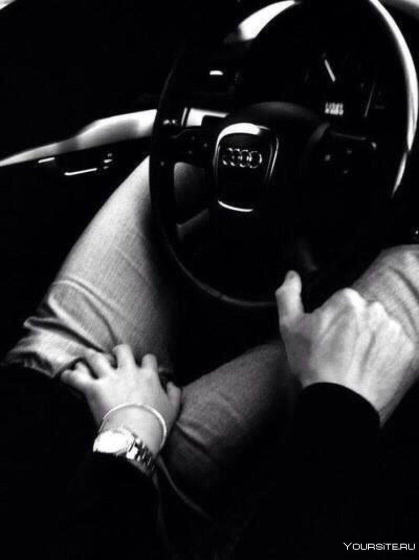Мужские руки на руле
