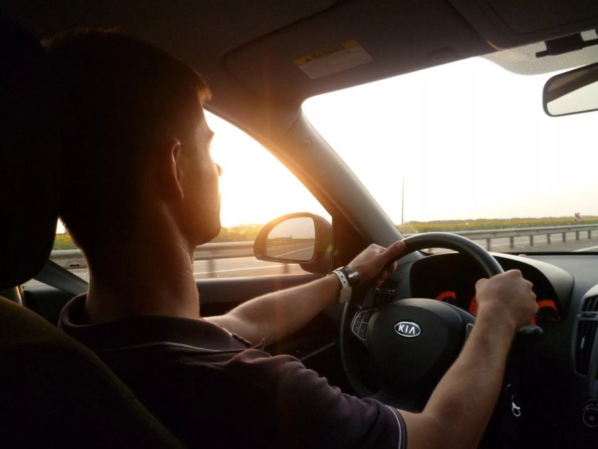 Парень за рулем без лица