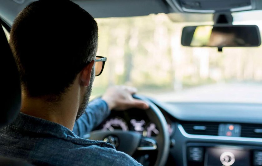 Мужчина за рулем