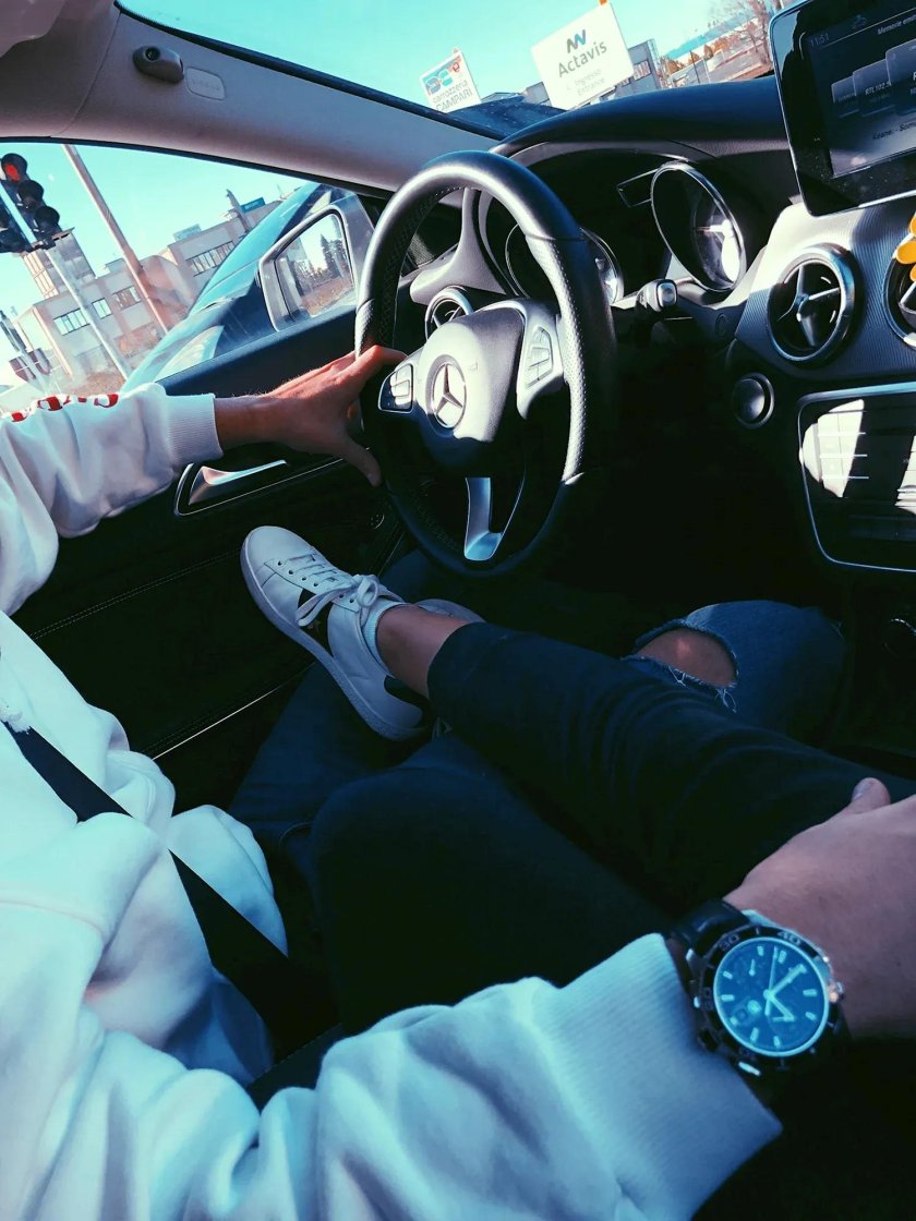 Парень в машине без л ца