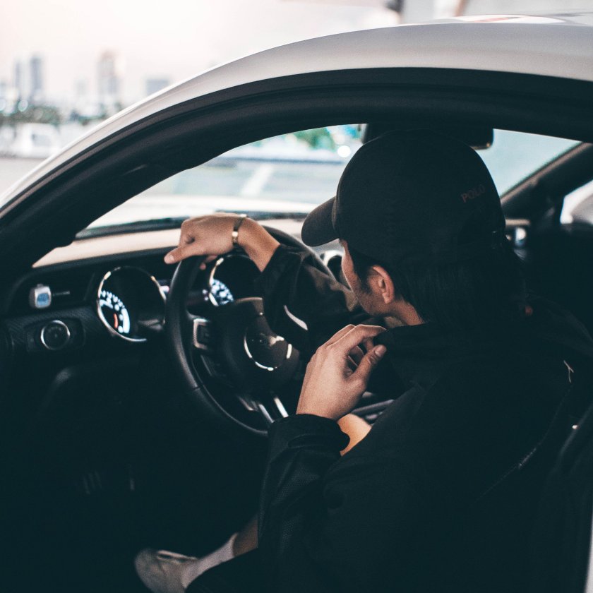 Парень возле машины