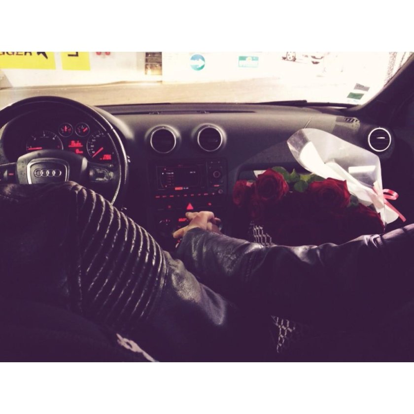 Парень с девушкой в машине