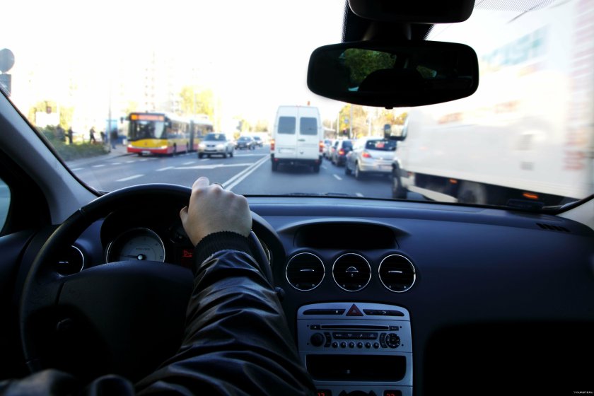 Парень за рулем