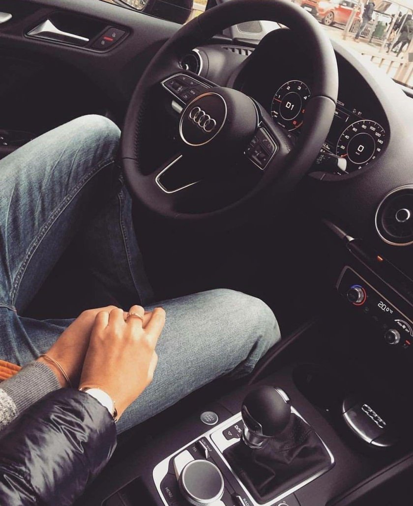 Парень с девушкой в мвшиее