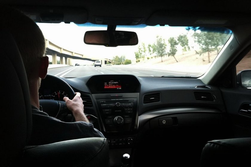 Парень за рулем