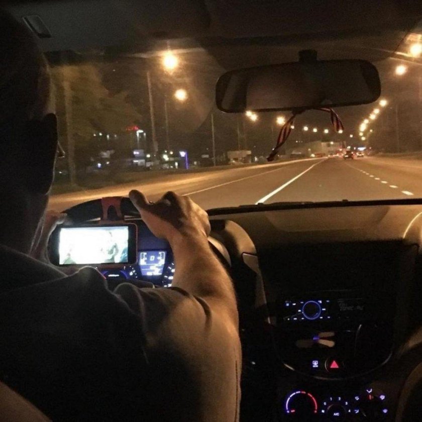 Девушка за рулем ночью