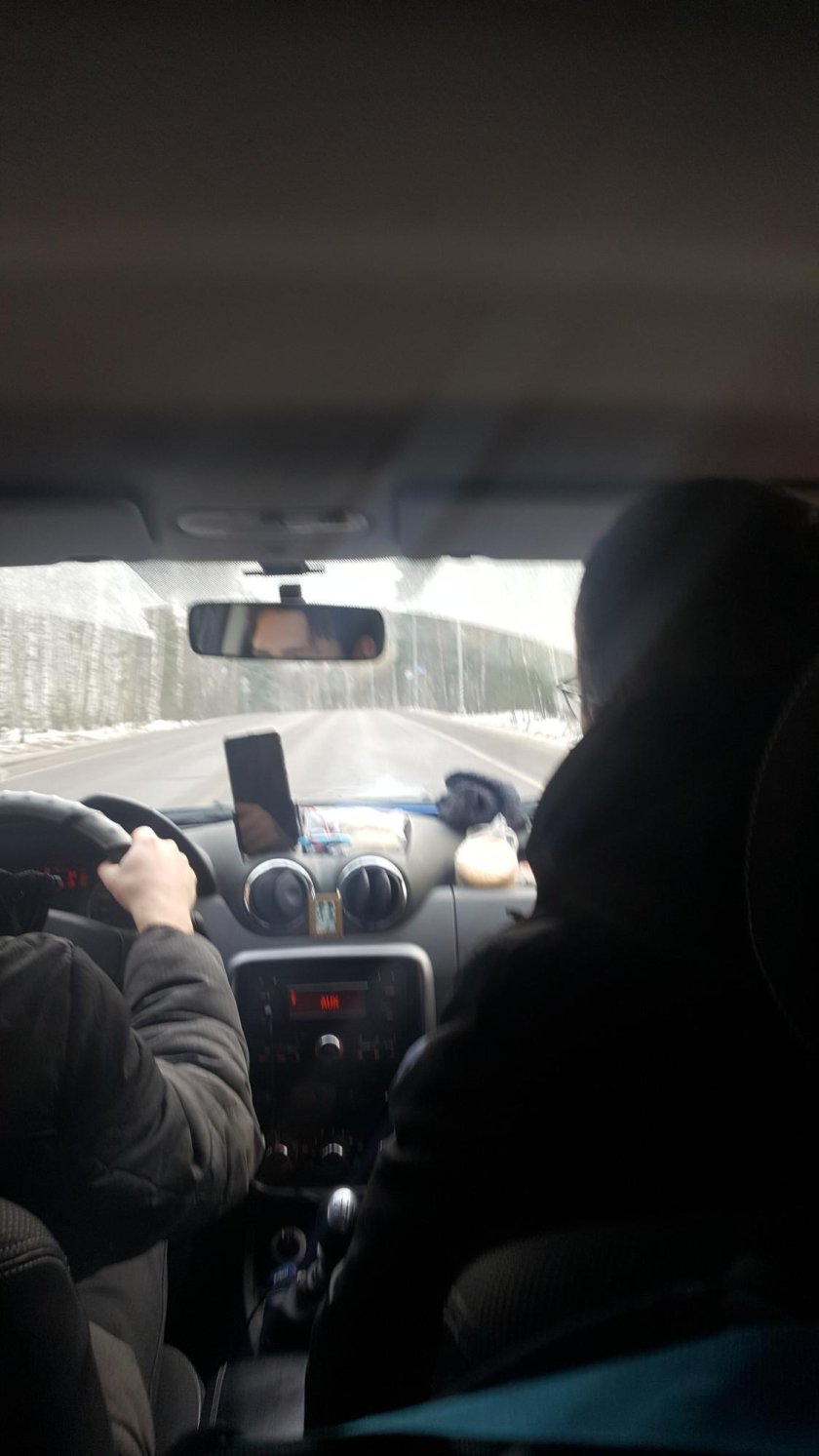 Вид с заднего сидения в машине