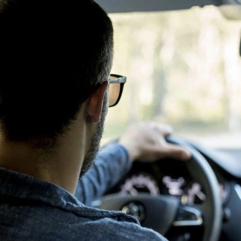 Мужчина в машине