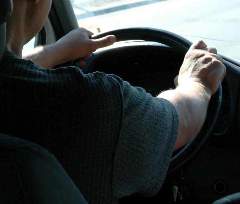 Мужские руки на руле