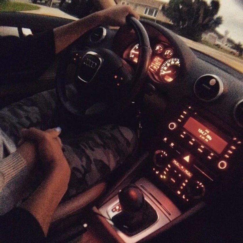 Парень в машине без л ца